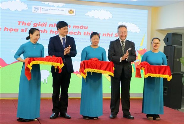 Exposition de dessins de livres illustrés pour les enfants tchèques à Hai Phong